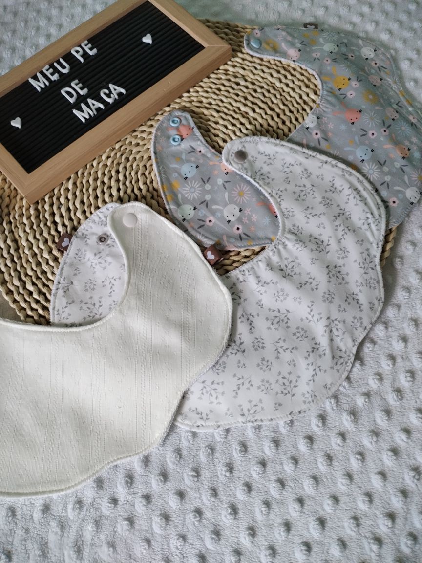 Conjunto 3 Babetes Flor - Floral Branco e Cinza - Meu Pé de Maçã