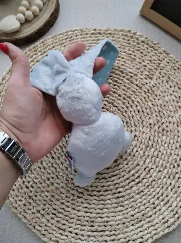 Coelhinho prende chupeta - Meu Pé de Maçã