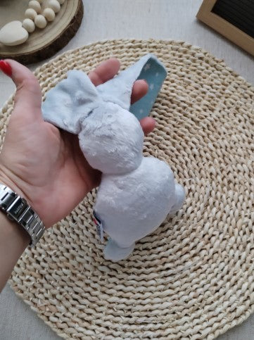 Coelhinho prende chupeta - Meu Pé de Maçã