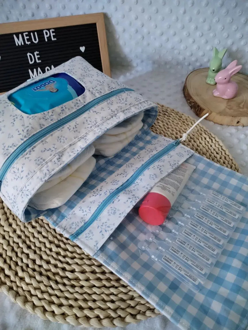 Bolsa Fraldas e Toalhitas - Floral e Vichy Azul claro - Meu Pé de Maçã