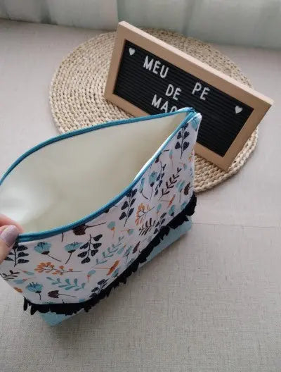 Atenção aos Detalhes - Necessaire Triangular - Escolha o tecido - Meu Pé de Maçã