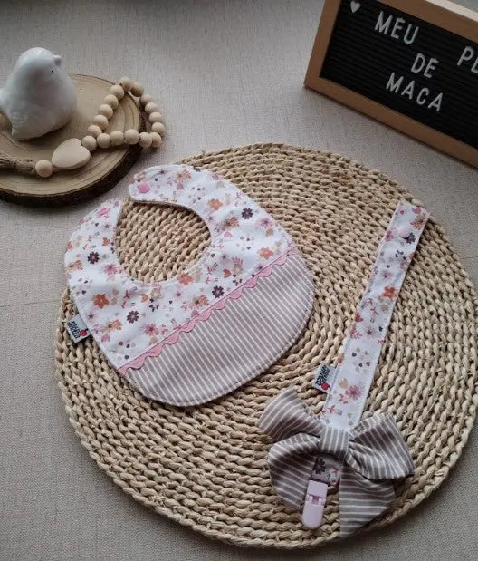 Conjunto Babete e Fita prende chupeta - Meu Pé de Maçã