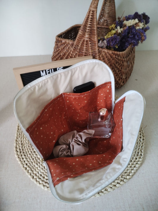 Necessaire de Viagem – Elegância e Praticidade no Seu Ritmo - Floral Camel - Meu Pé de Maçã 