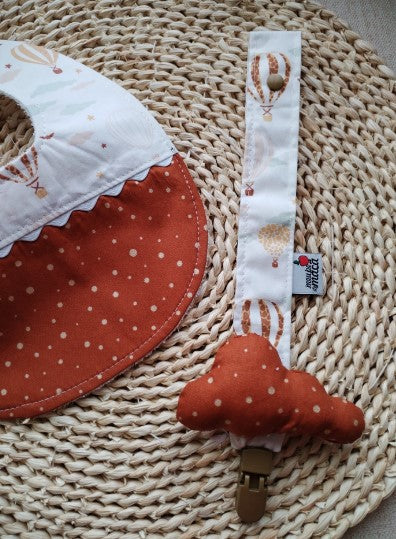 Conjunto Babete e Fita prende chupeta - Meu Pé de Maçã 