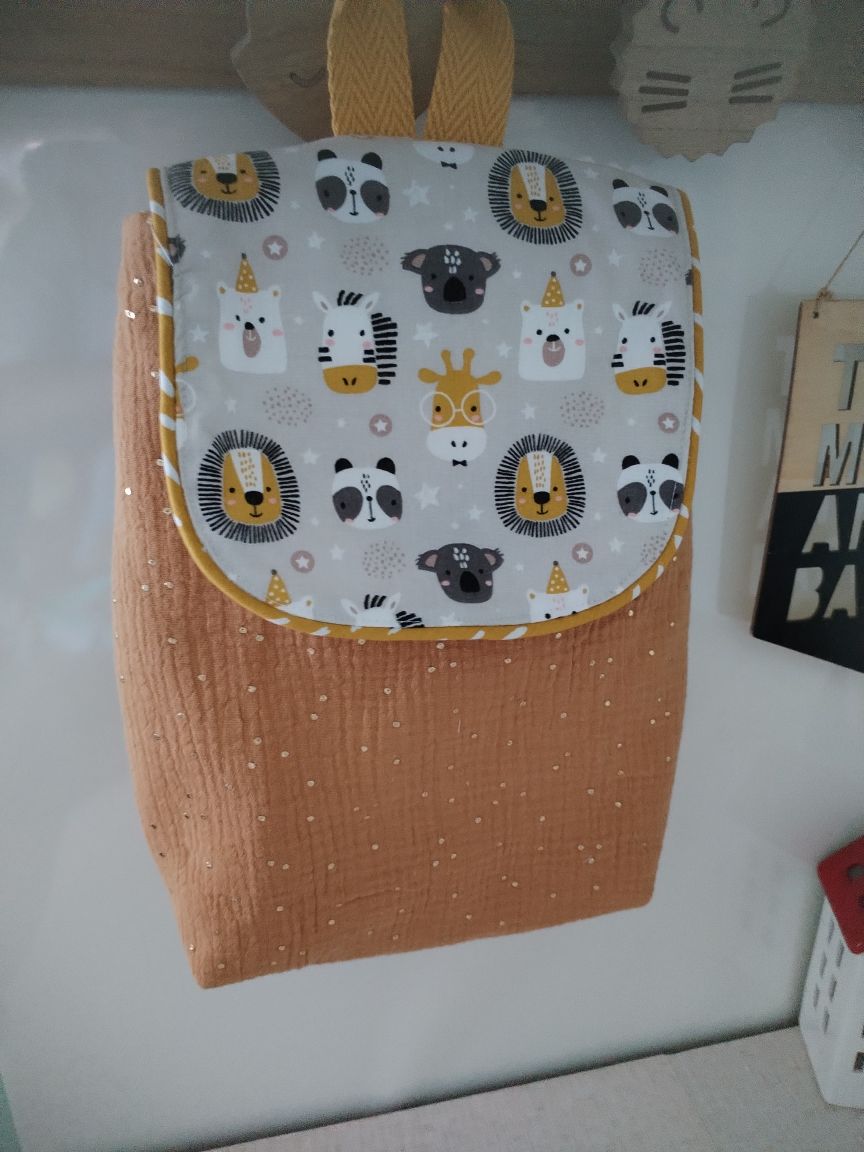 Mochila Bege e Amarela com Animais - Meu Pé de Maçã 