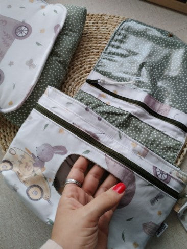 Conjunto Bolsa para fraldas e toalhitas e Muda Fraldas - Animais nos Carrinhos - Meu Pé de Maçã 