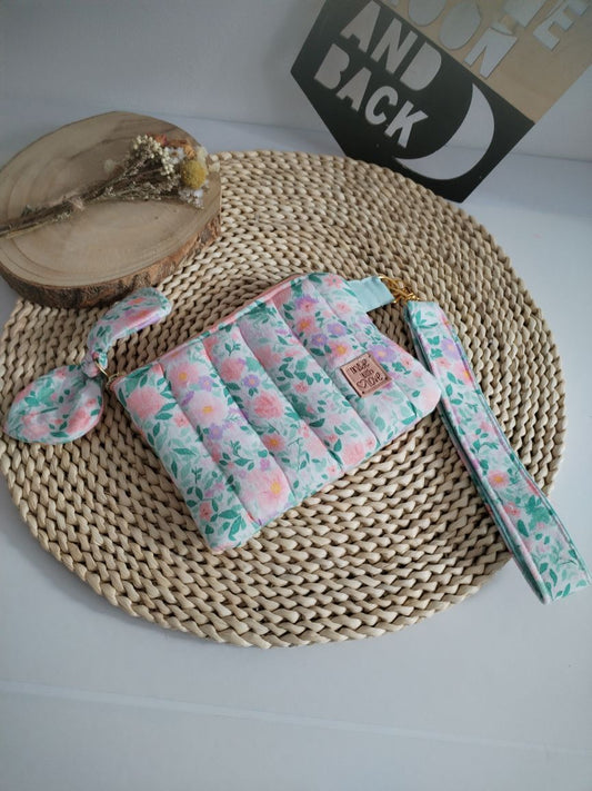 carteira pequena em musselina floral com fita para segurar no pulso