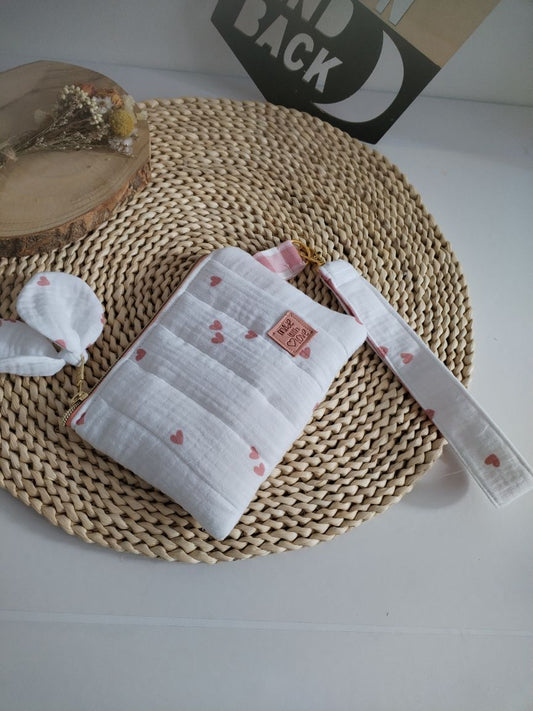 carteira pequena em musselinacom corações com fita para segurar no pulso