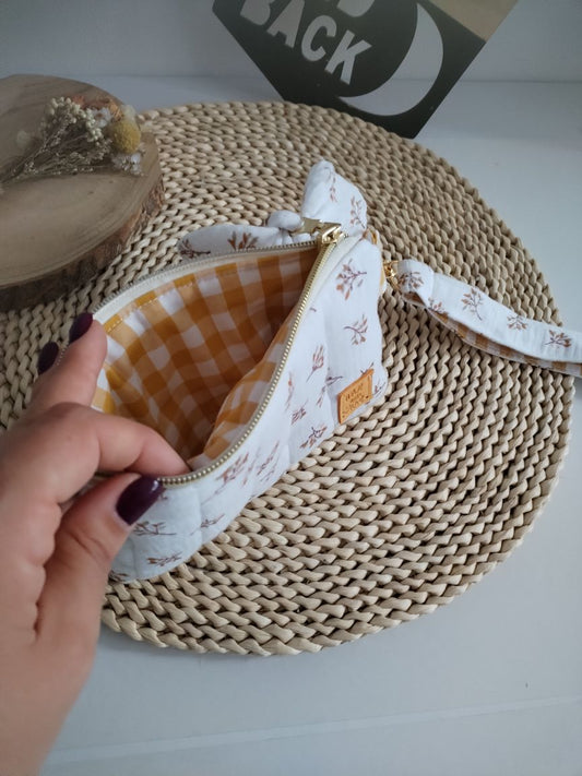 carteira pequena em musselina floral com fita para segurar no pulso