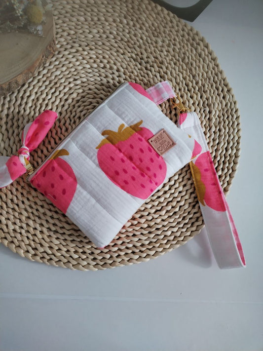 carteira pequena em musselina morangos e vichy rosa com fita para segurar no pulso