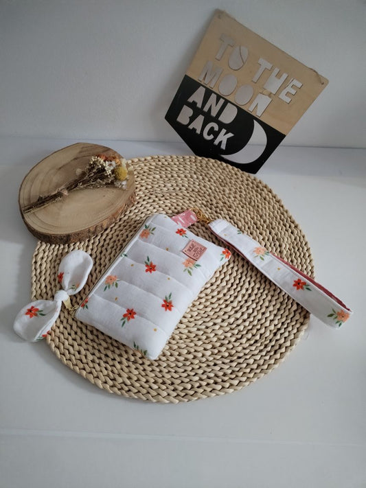 carteira pequena em musselina floral coral com fita para segurar no pulso