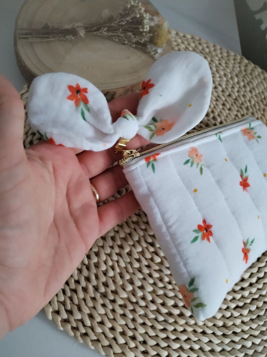 carteira pequena em musselina floral coral com fita para segurar no pulso artesanal