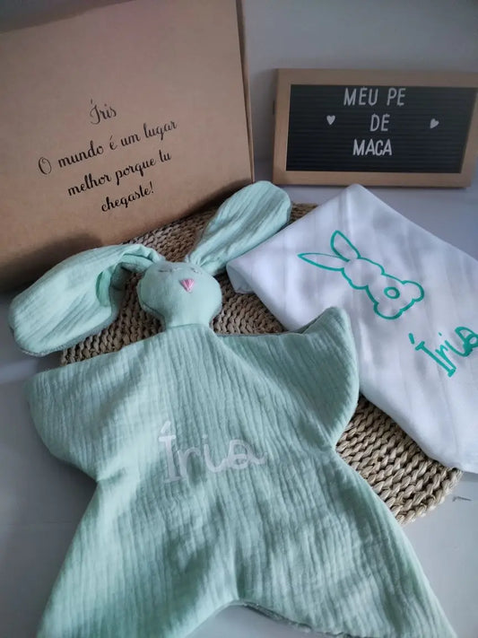 Caixa Olá Bebé - Dou-dou Coelhinho e fraldinha Meu Pé de Maçã