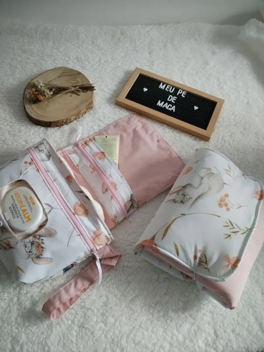 Pack Tudo no Lugar - Bolsa Fraldas e Toalhitas, Necessaire e Muda Fraldas Meu Pé de Maçã