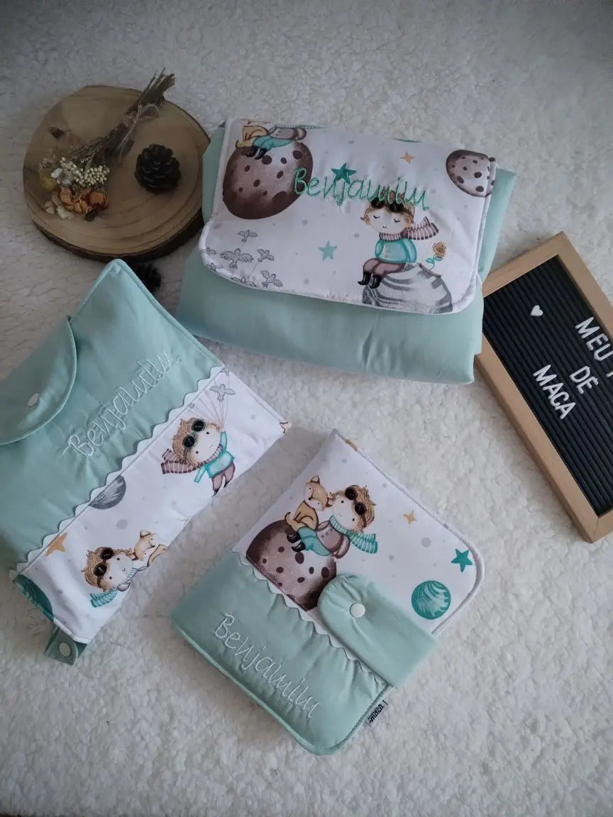 Conjunto Muda-Fraldas + Porta Documentos + Bolsa 3 em 1 Meu Pé de Maçã