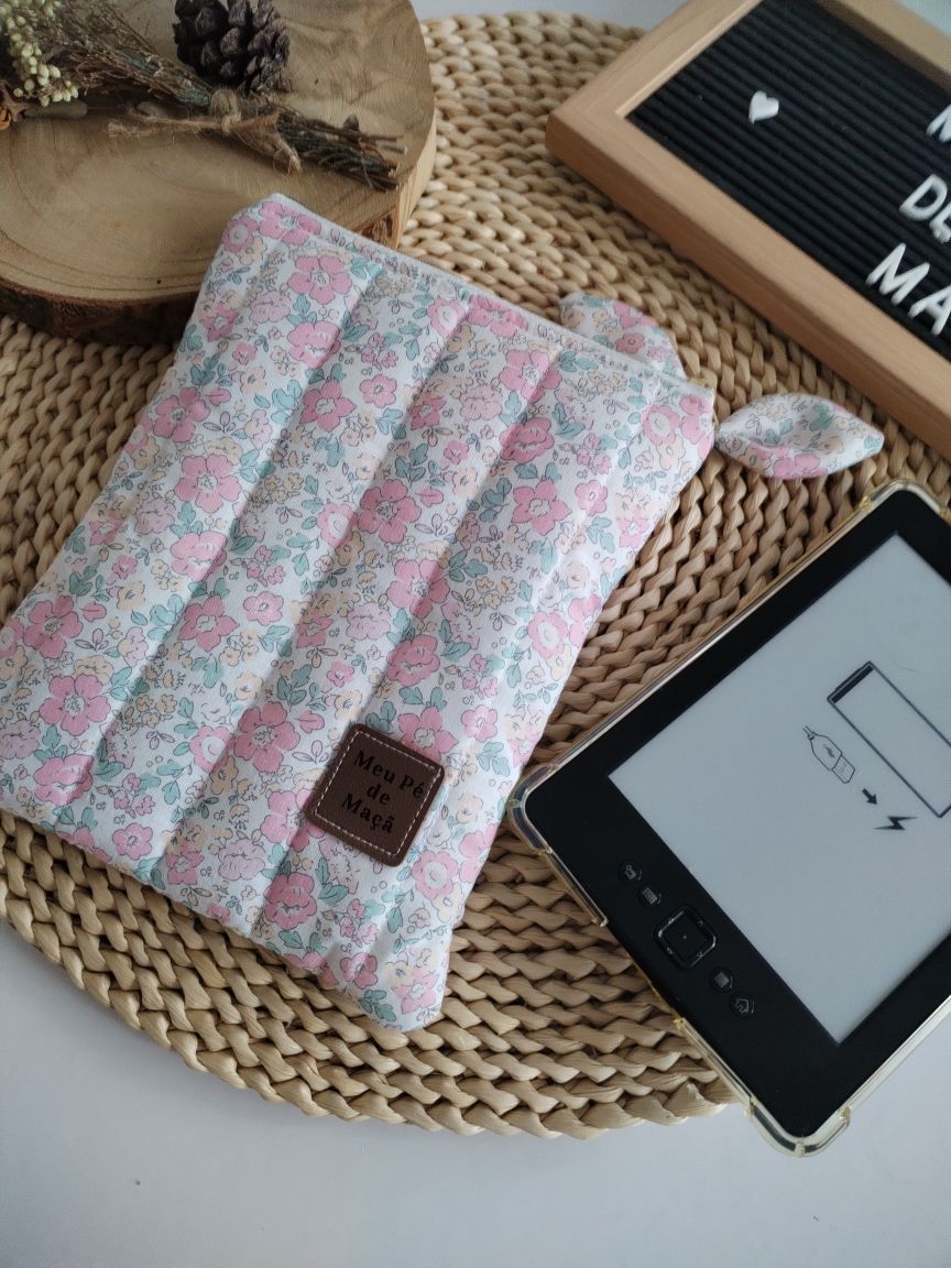 Bolsa Acolchoada para E-Reader – Compatível com Kindle e Kobo (13×18 cm) - Floral Verde Agua