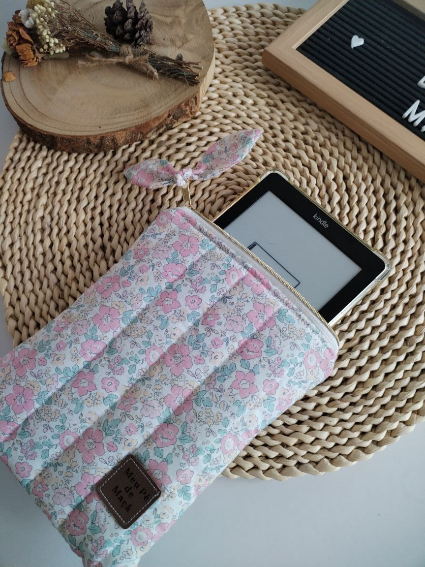Bolsa Acolchoada para E-Reader – Compatível com Kindle e Kobo (13×18 cm) - Floral Verde Agua