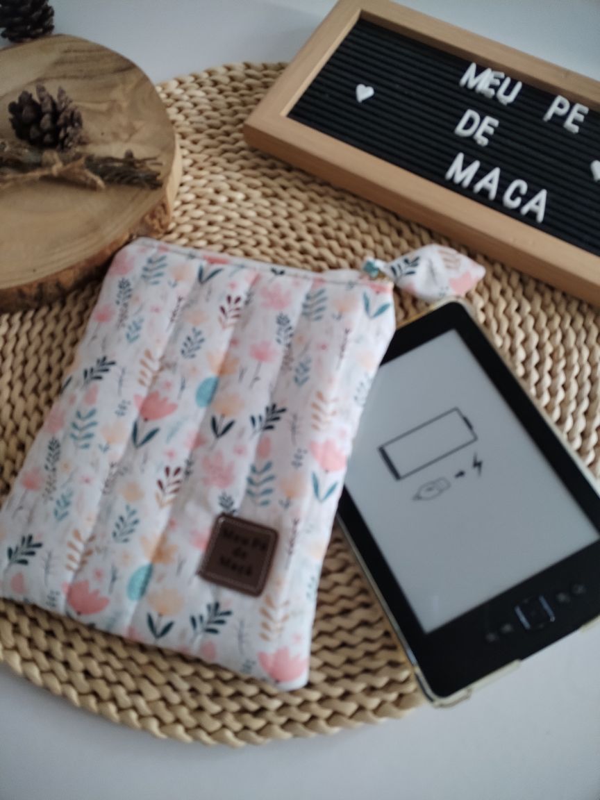 Bolsa Acolchoada para E-Reader – Compatível com Kindle e Kobo (13×18 cm) - Floral Rosa