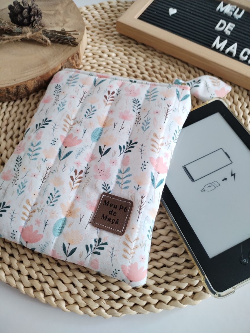 Bolsa Acolchoada para E-Reader – Compatível com Kindle e Kobo (13×18 cm) - Floral Rosa