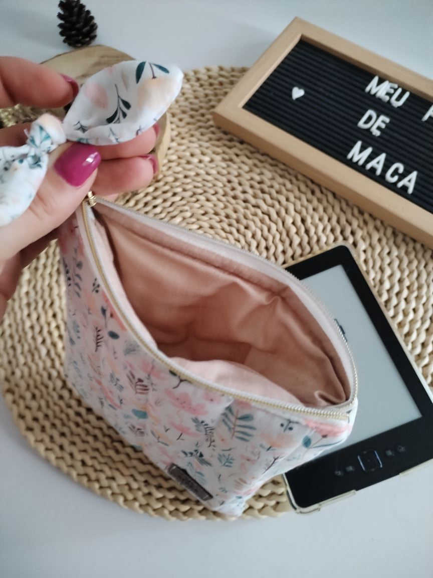 Bolsa Acolchoada para E-Reader – Compatível com Kindle e Kobo (13×18 cm) - Floral Rosa