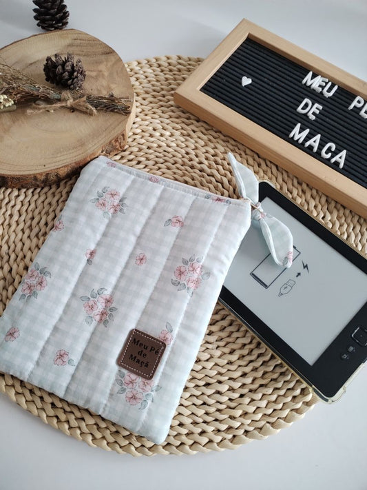 Bolsa Acolchoada para E-Reader – Compatível com Kindle e Kobo (13×18 cm) - Vichy Verde Agua Floral