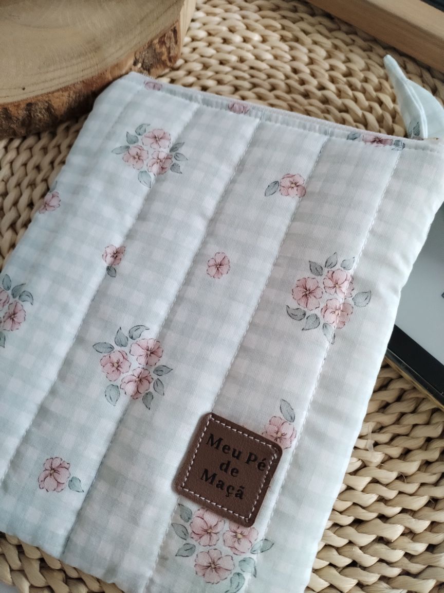Bolsa Acolchoada para E-Reader – Compatível com Kindle e Kobo (13×18 cm) - Vichy Verde Agua Floral