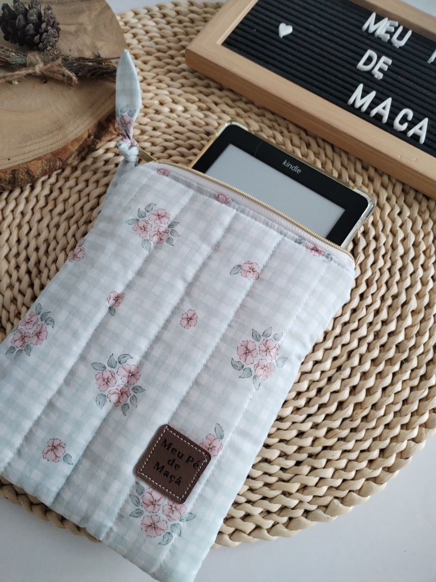 Bolsa Acolchoada para E-Reader – Compatível com Kindle e Kobo (13×18 cm) - Vichy Verde Agua Floral