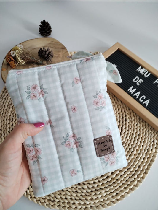 Bolsa Acolchoada para E-Reader – Compatível com Kindle e Kobo (13×18 cm) - Vichy Verde Agua Floral