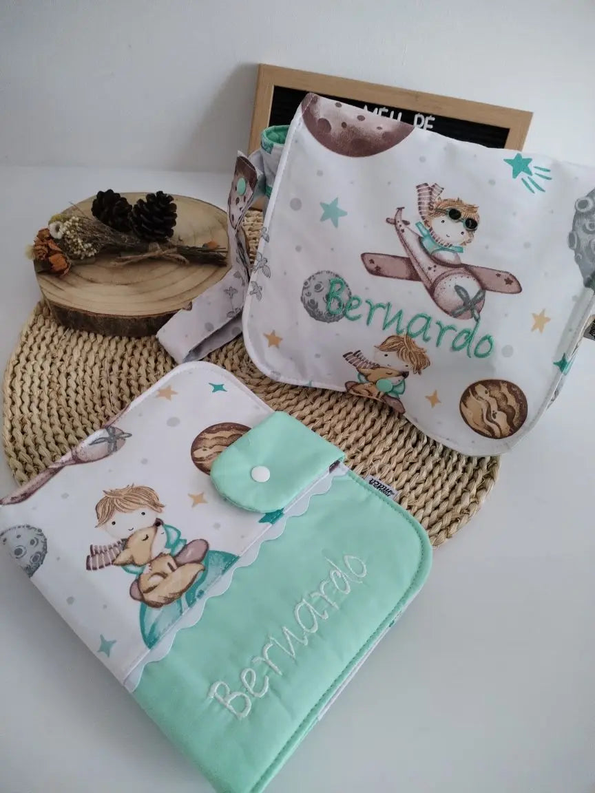 Conjunto Personalizado - Bolsa Fraldas e Toalhitas, Porta Documentos e Muda Fraldas Meu Pé de Maçã