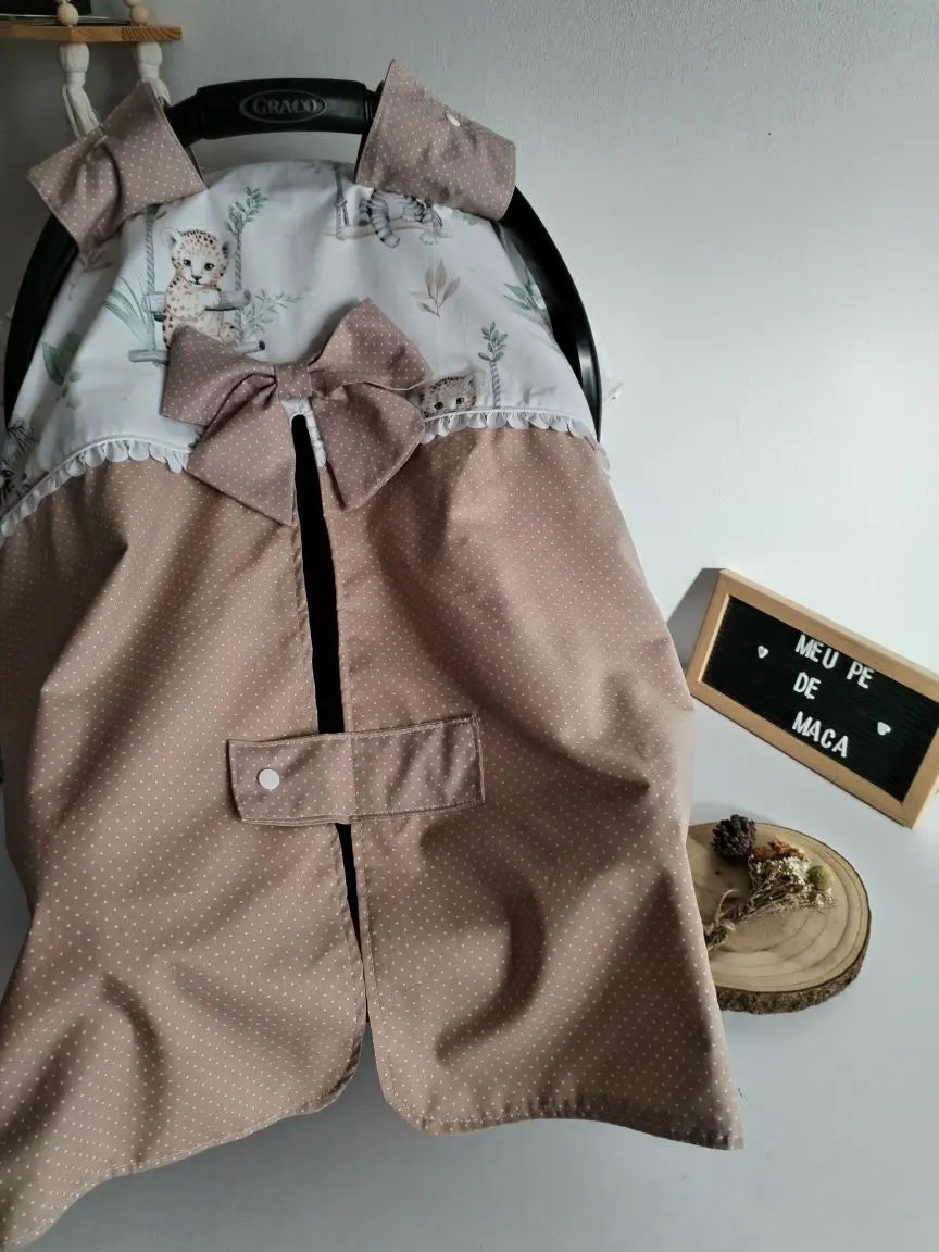 Tapa-ovinho personalizável com abertura à frente Meu Pé de Maçã