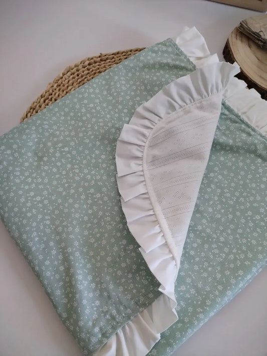 Mantinha Meia-Estação - Floral Verde Água com folho Branco Meu Pé de Maçã