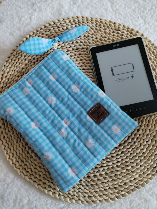 Bolsa Acolchoada para E-Reader – Compatível com Kindle e Kobo (13×18 cm) - Vichy Floral Azul
