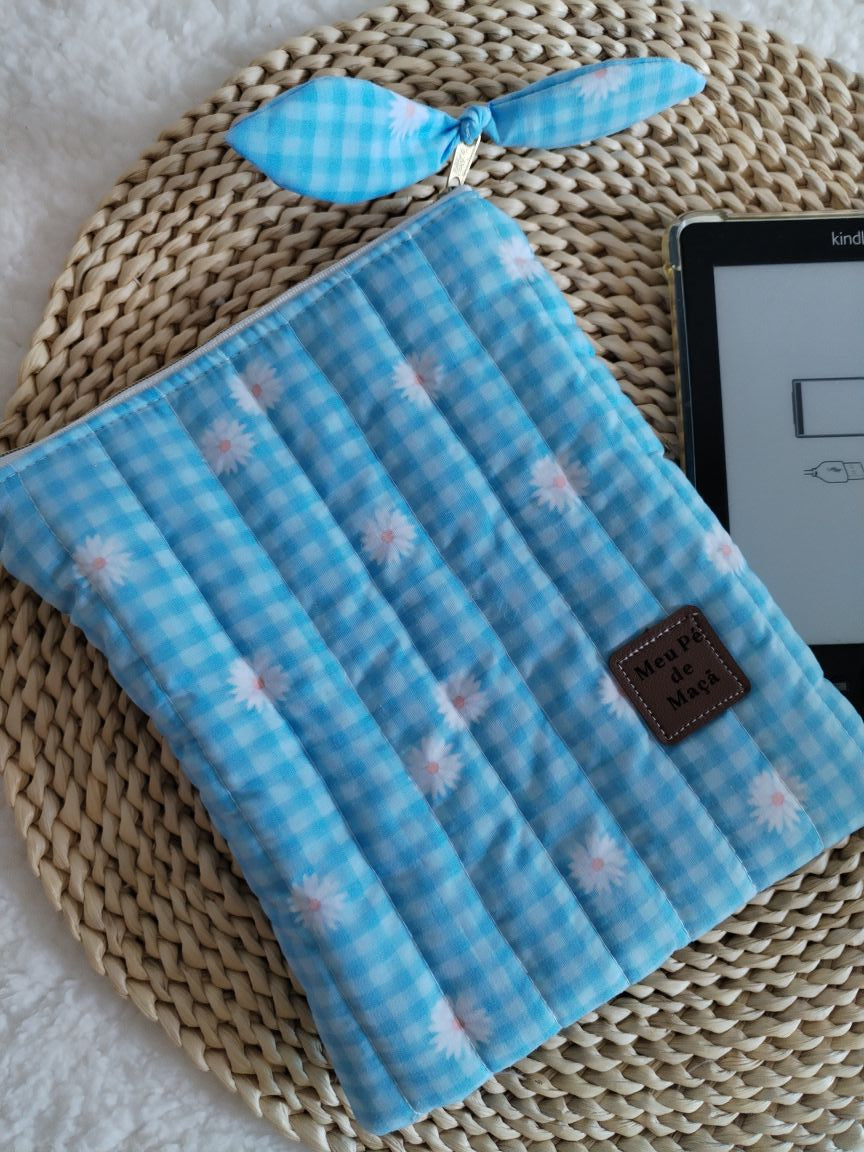 Bolsa Acolchoada para E-Reader – Compatível com Kindle e Kobo (13×18 cm) - Vichy Floral Azul