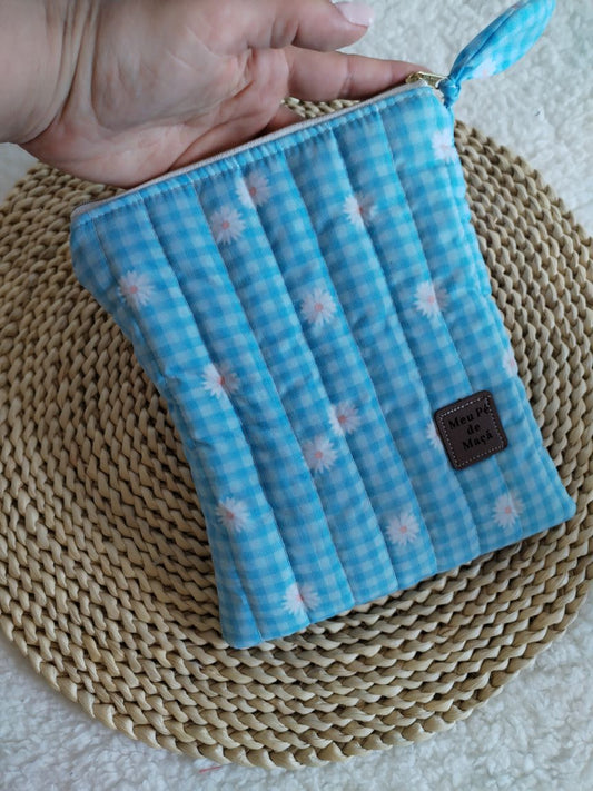 Bolsa Acolchoada para E-Reader – Compatível com Kindle e Kobo (13×18 cm) - Vichy Floral Azul
