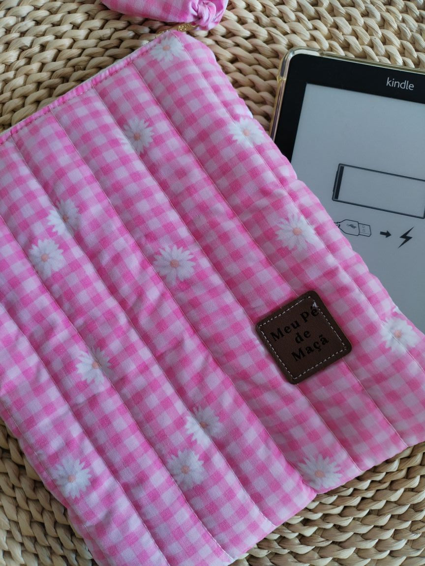 Bolsa Acolchoada para E-Reader – Compatível com Kindle e Kobo (13×18 cm) -Vichy Floral Rosa
