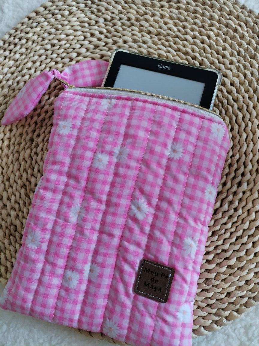 Bolsa Acolchoada para E-Reader – Compatível com Kindle e Kobo (13×18 cm) -Vichy Floral Rosa