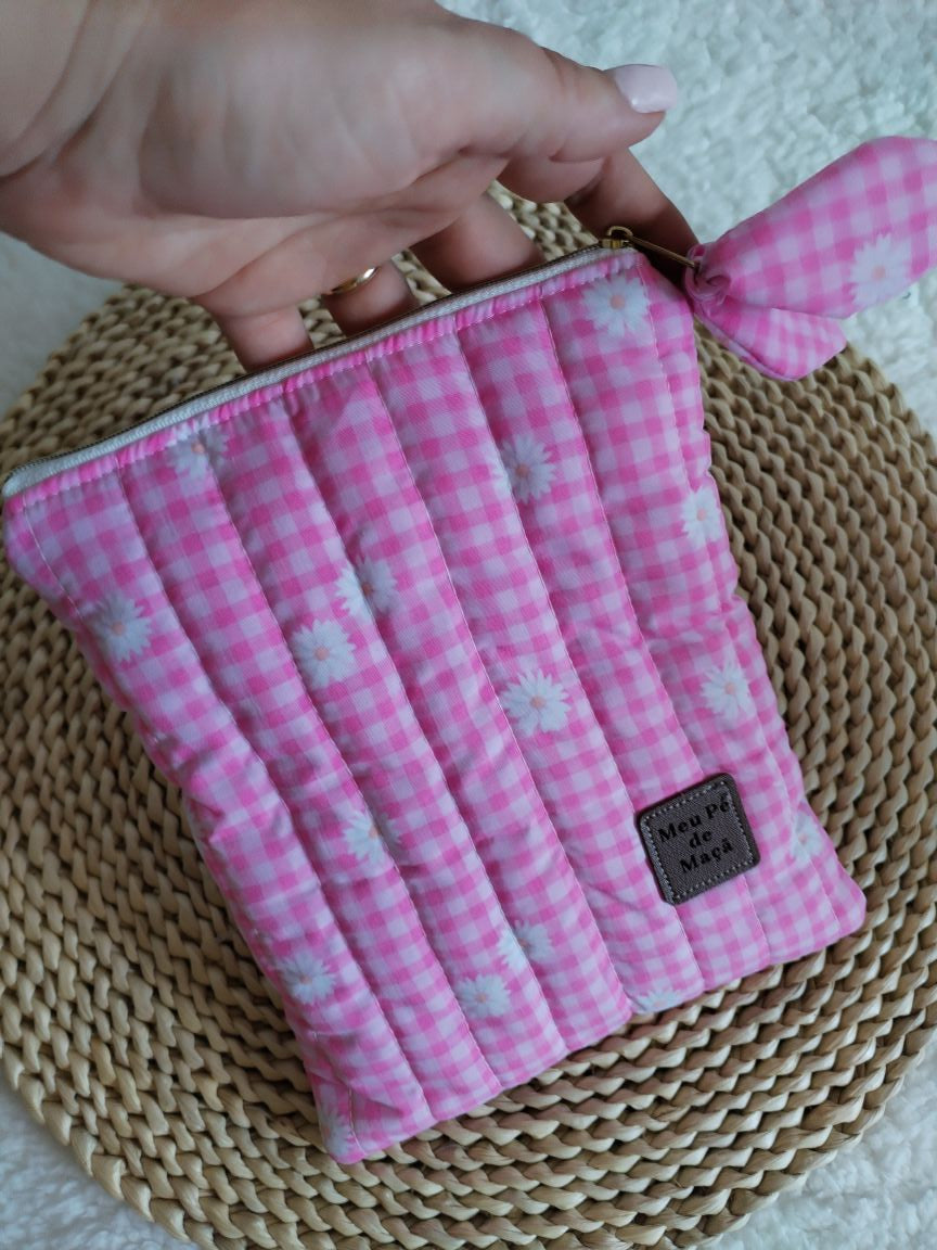 Bolsa Acolchoada para E-Reader – Compatível com Kindle e Kobo (13×18 cm) -Vichy Floral Rosa