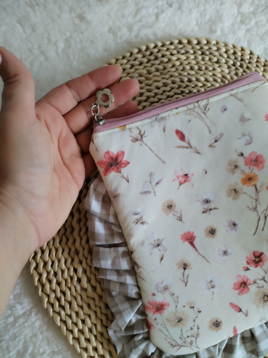 Bolsa Acolchoada para E-Reader – Compatível com Kindle e Kobo (13×18 cm) - Floral Bege