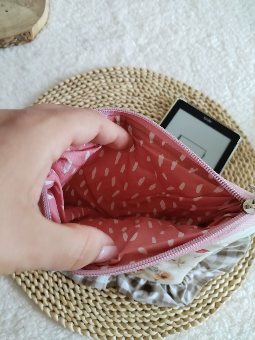 Bolsa Acolchoada para E-Reader – Compatível com Kindle e Kobo (13×18 cm) - Floral Bege