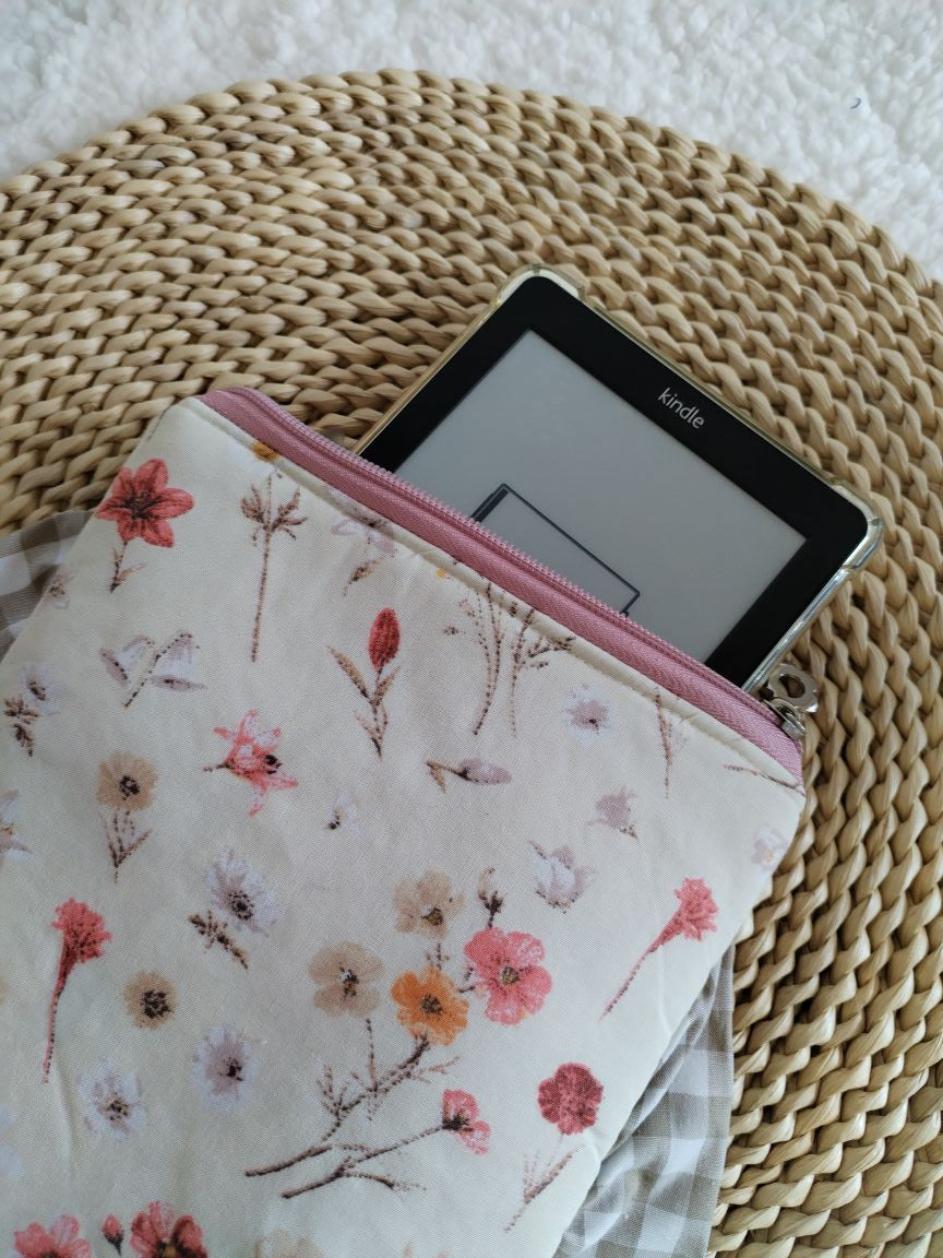 Bolsa Acolchoada para E-Reader – Compatível com Kindle e Kobo (13×18 cm) - Floral Bege