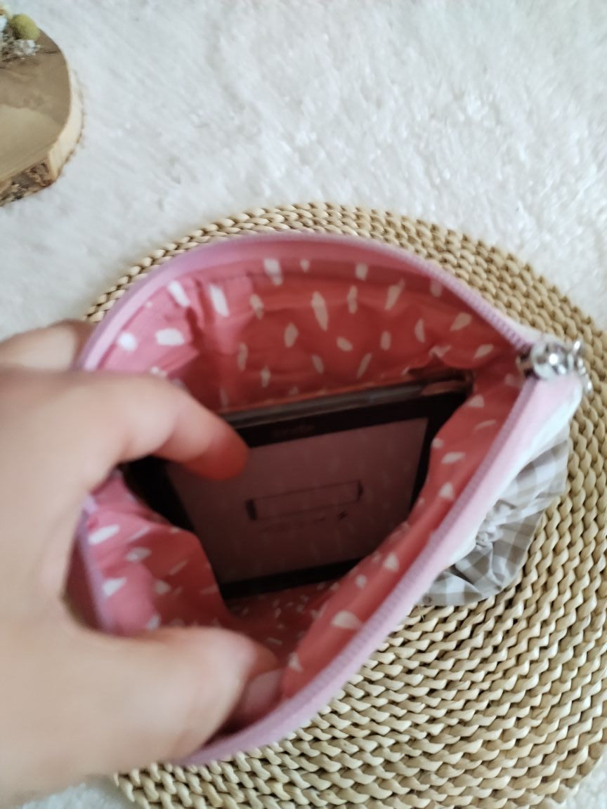 Bolsa Acolchoada para E-Reader – Compatível com Kindle e Kobo (13×18 cm) - Floral Bege