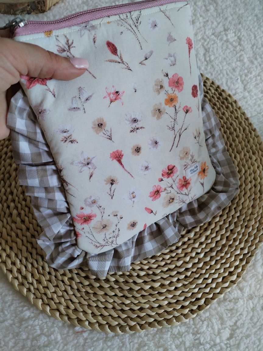 Bolsa Acolchoada para E-Reader – Compatível com Kindle e Kobo (13×18 cm) - Floral Bege