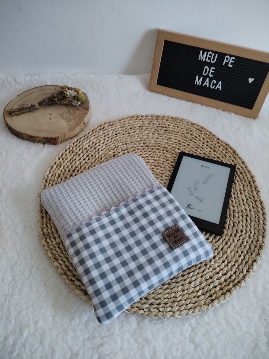 Bolsa Acolchoada para E-Reader – Compatível com Kindle e Kobo (13×18 cm) - _Waffle cinza e vichy