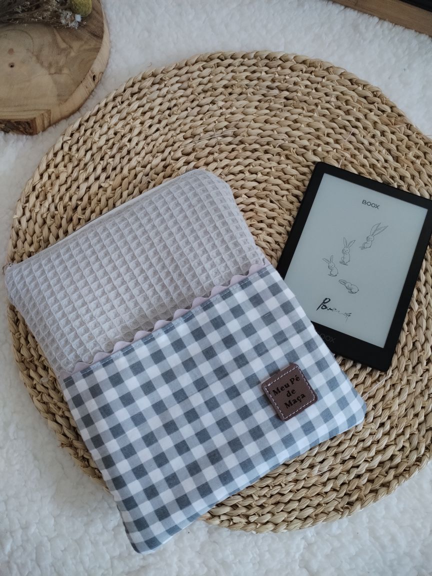 Bolsa Acolchoada para E-Reader – Compatível com Kindle e Kobo (13×18 cm) - _Waffle cinza e vichy