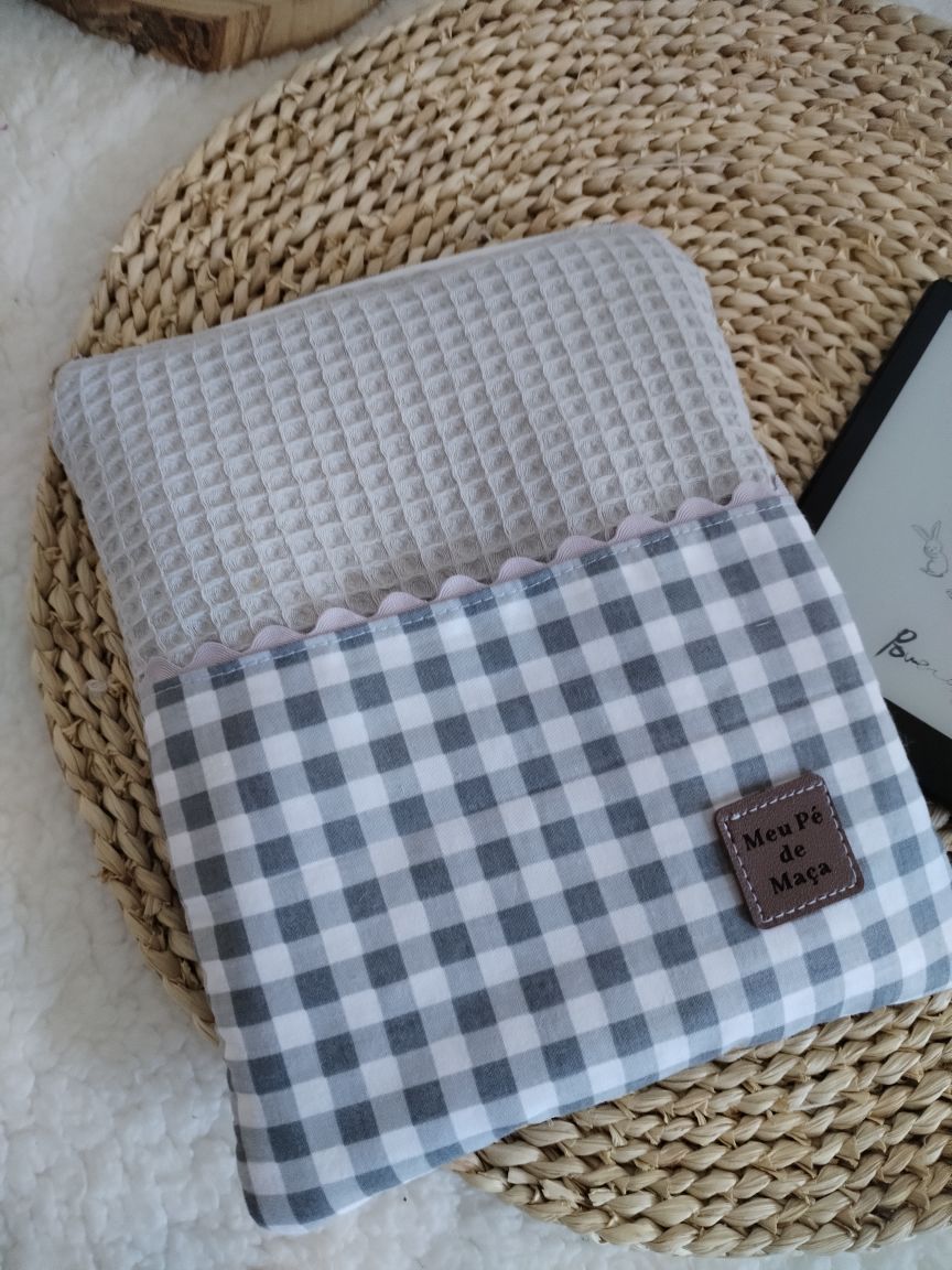 Bolsa Acolchoada para E-Reader – Compatível com Kindle e Kobo (13×18 cm) - _Waffle cinza e vichy