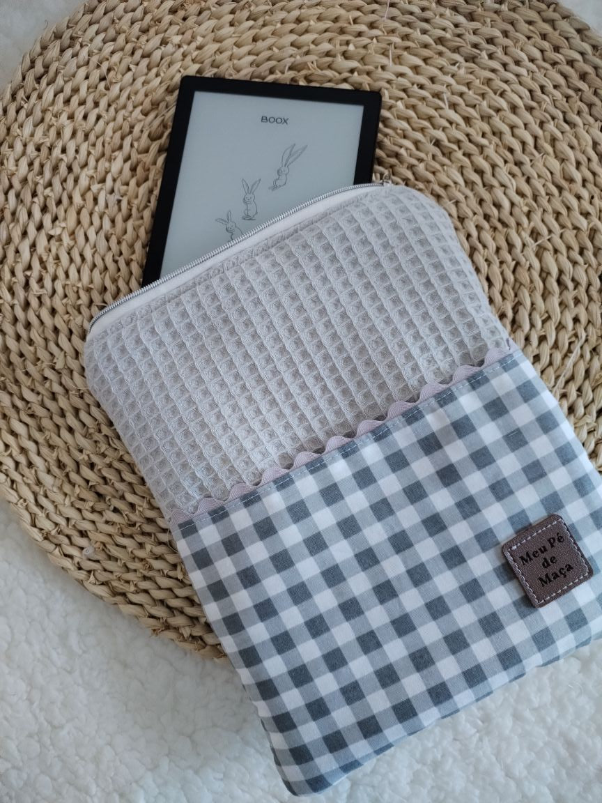 Bolsa Acolchoada para E-Reader – Compatível com Kindle e Kobo (13×18 cm) - _Waffle cinza e vichy