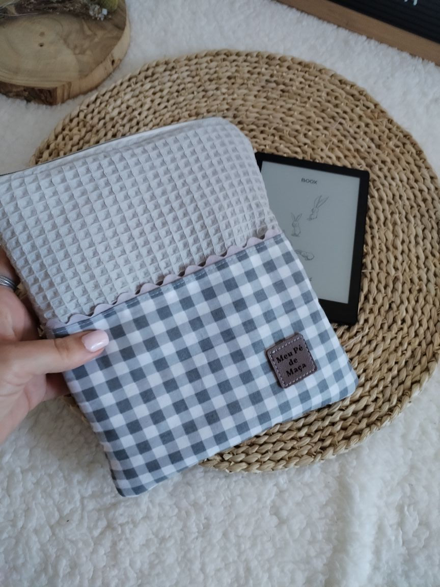 Bolsa Acolchoada para E-Reader – Compatível com Kindle e Kobo (13×18 cm) - _Waffle cinza e vichy