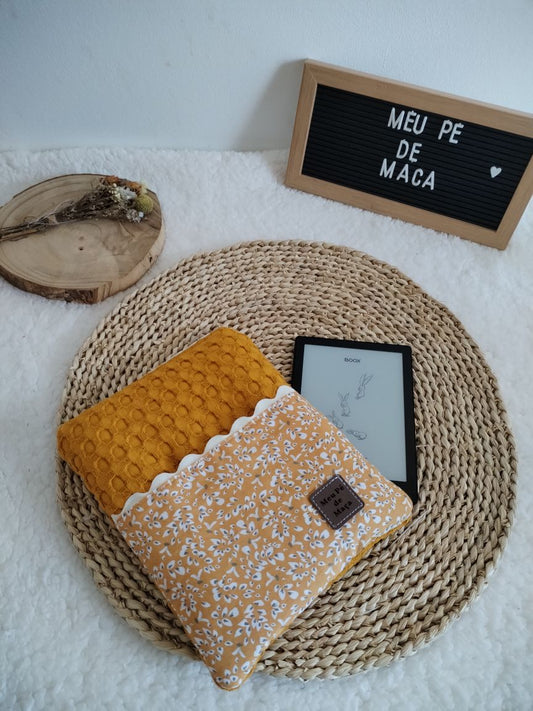 Bolsa Acolchoada para E-Reader – Compatível com Kindle e Kobo (13×18 cm) - Waffle Mostarda e Floral