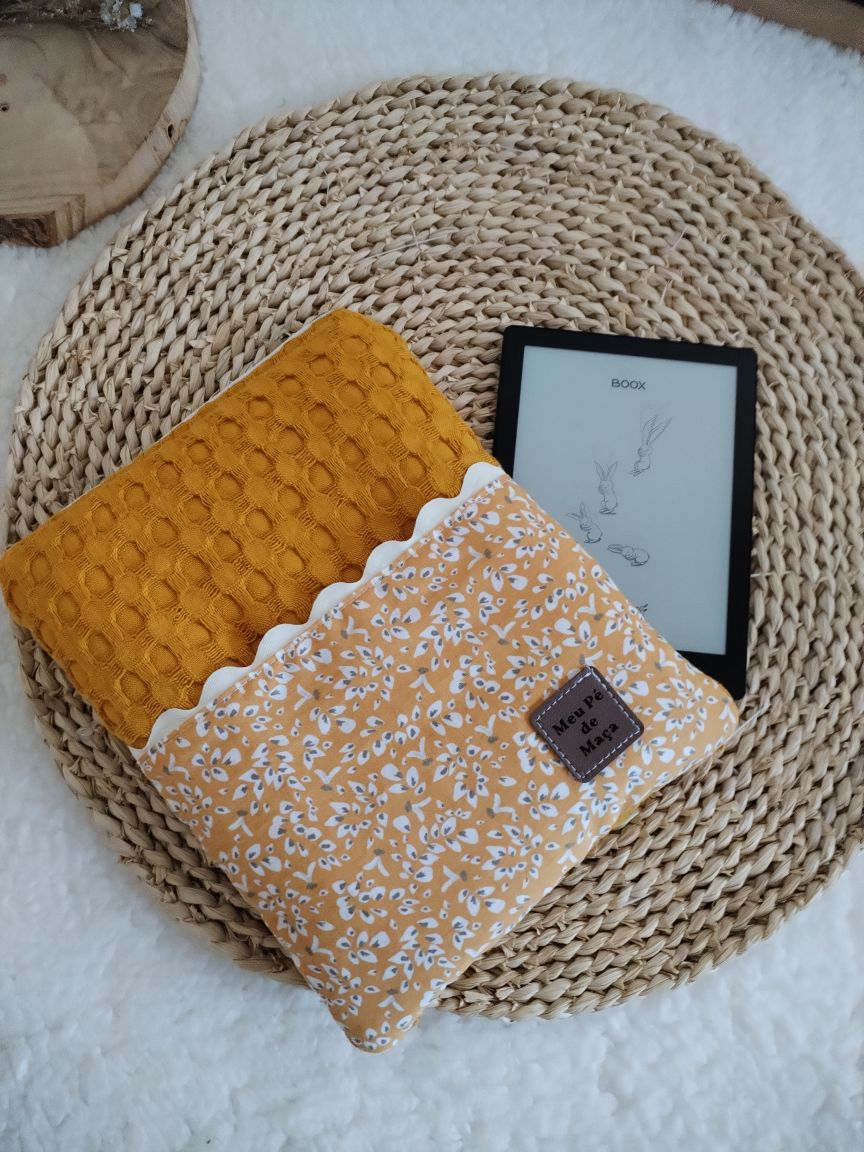 Bolsa Acolchoada para E-Reader – Compatível com Kindle e Kobo (13×18 cm) - Waffle Mostarda e Floral