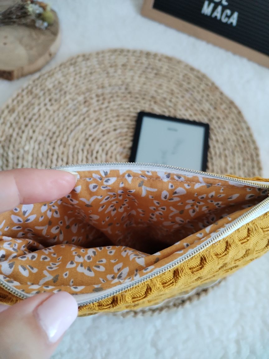Bolsa Acolchoada para E-Reader – Compatível com Kindle e Kobo (13×18 cm) - Waffle Mostarda e Floral